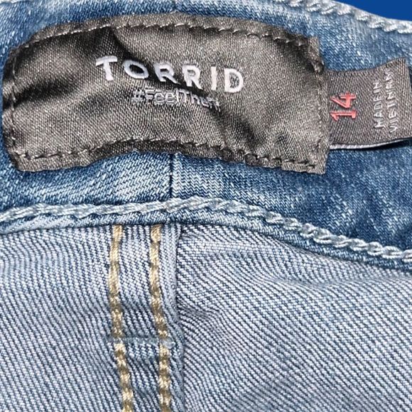 Plus Size Light Wash Torrid Shorts Size 14 - Picture 4 of 4